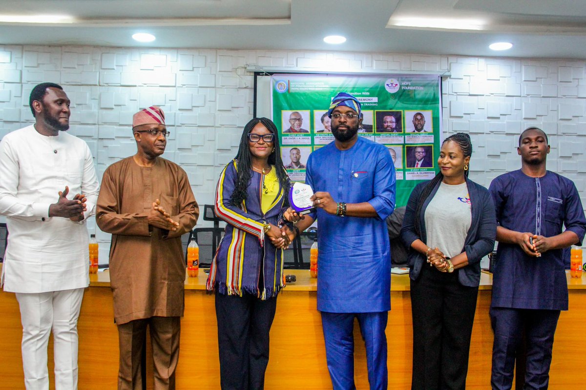 seunosiyemi_'s tweet image. *Honourable Commissioner for Transportation Mr. Oluwaseun Osiyemi being presented with an award in recognition of his role and presence at the flag-off ceremony of the CNG Conversion Training Programme for 500 students drawn from polytechnics across the South-West* 

*The event,…