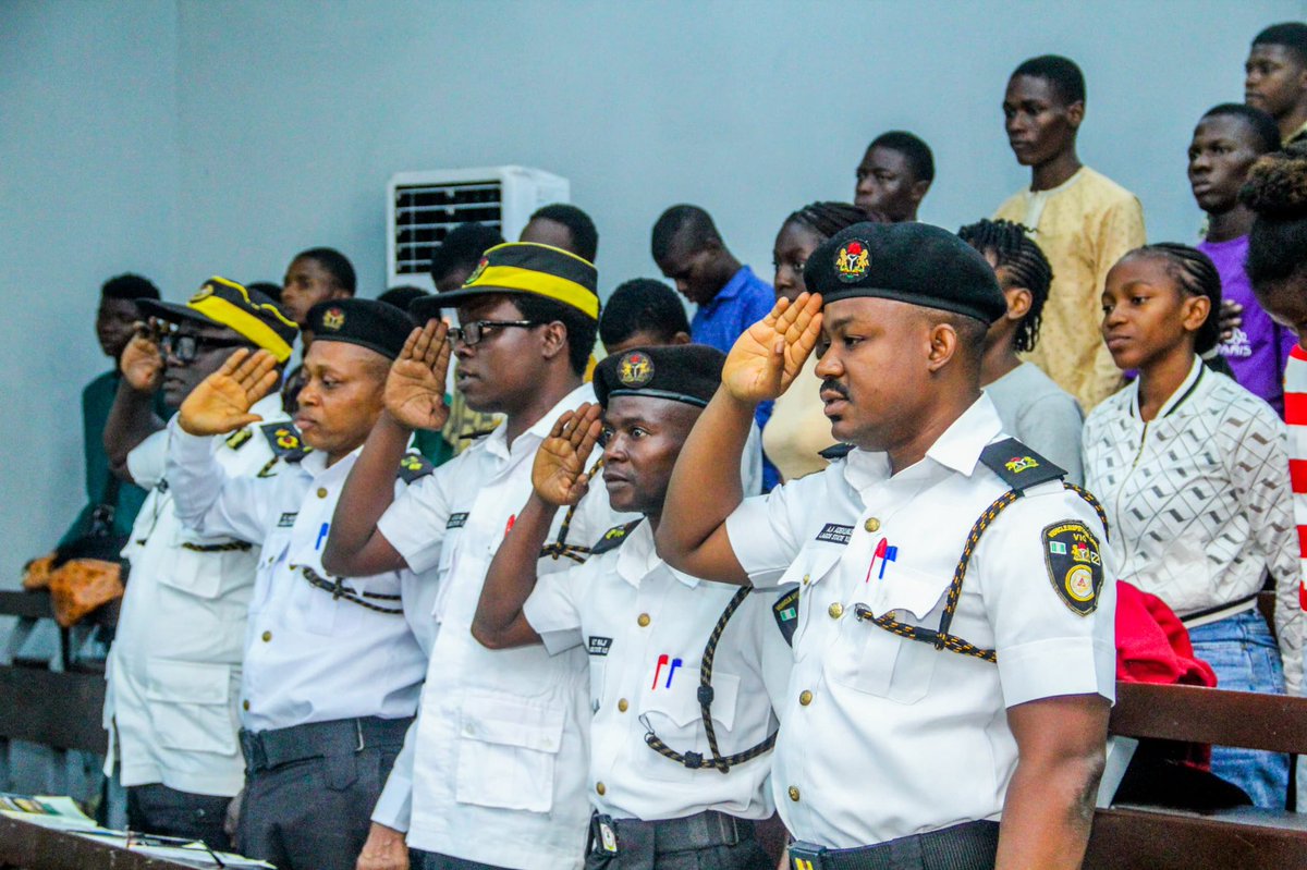 seunosiyemi_'s tweet image. *Honourable Commissioner for Transportation Mr. Oluwaseun Osiyemi being presented with an award in recognition of his role and presence at the flag-off ceremony of the CNG Conversion Training Programme for 500 students drawn from polytechnics across the South-West* 

*The event,…