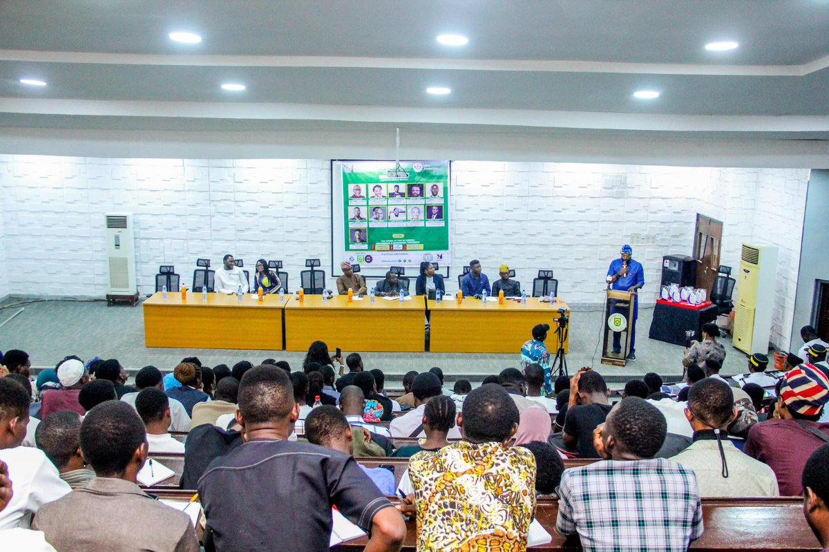 seunosiyemi_'s tweet image. *Honourable Commissioner for Transportation Mr. Oluwaseun Osiyemi being presented with an award in recognition of his role and presence at the flag-off ceremony of the CNG Conversion Training Programme for 500 students drawn from polytechnics across the South-West* 

*The event,…