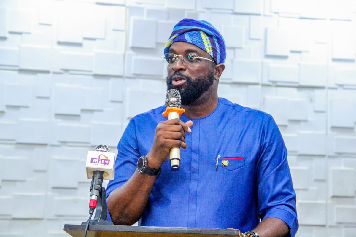 seunosiyemi_'s tweet image. *Honourable Commissioner for Transportation Mr. Oluwaseun Osiyemi being presented with an award in recognition of his role and presence at the flag-off ceremony of the CNG Conversion Training Programme for 500 students drawn from polytechnics across the South-West* 

*The event,…