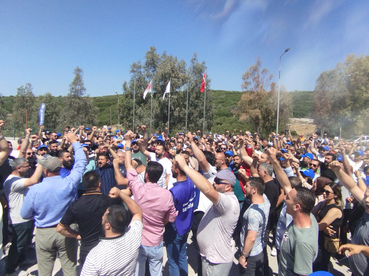 tpiiscileri's tweet photo. Tpı işçileri neyi isteyip neyi istemediğini gayet iyi biliyor. Bilmeyenlere bir kez daha söylemek gerekirse: Tpı işçileri sefalet zammı istemiyor. Tpı işçileri insanca bir yaşam istiyor... Bunun için #tpiiscisidireniyor https://t.co/qsU0wuChLo