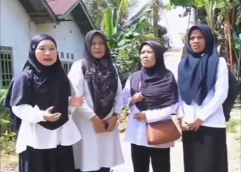 Guru-guru SD di Jambi viral gara-gara menyebrang jembatan bolong yang berbahaya. Pemerintah dan Pemerintah daerahlah yang harusnya minta maaf karena menghambat guru-guru mengajar dan gagal memberikan fasilitas umum yang memadai. 

Ini guru-gurunya yang minta maaf. 

Indonesia