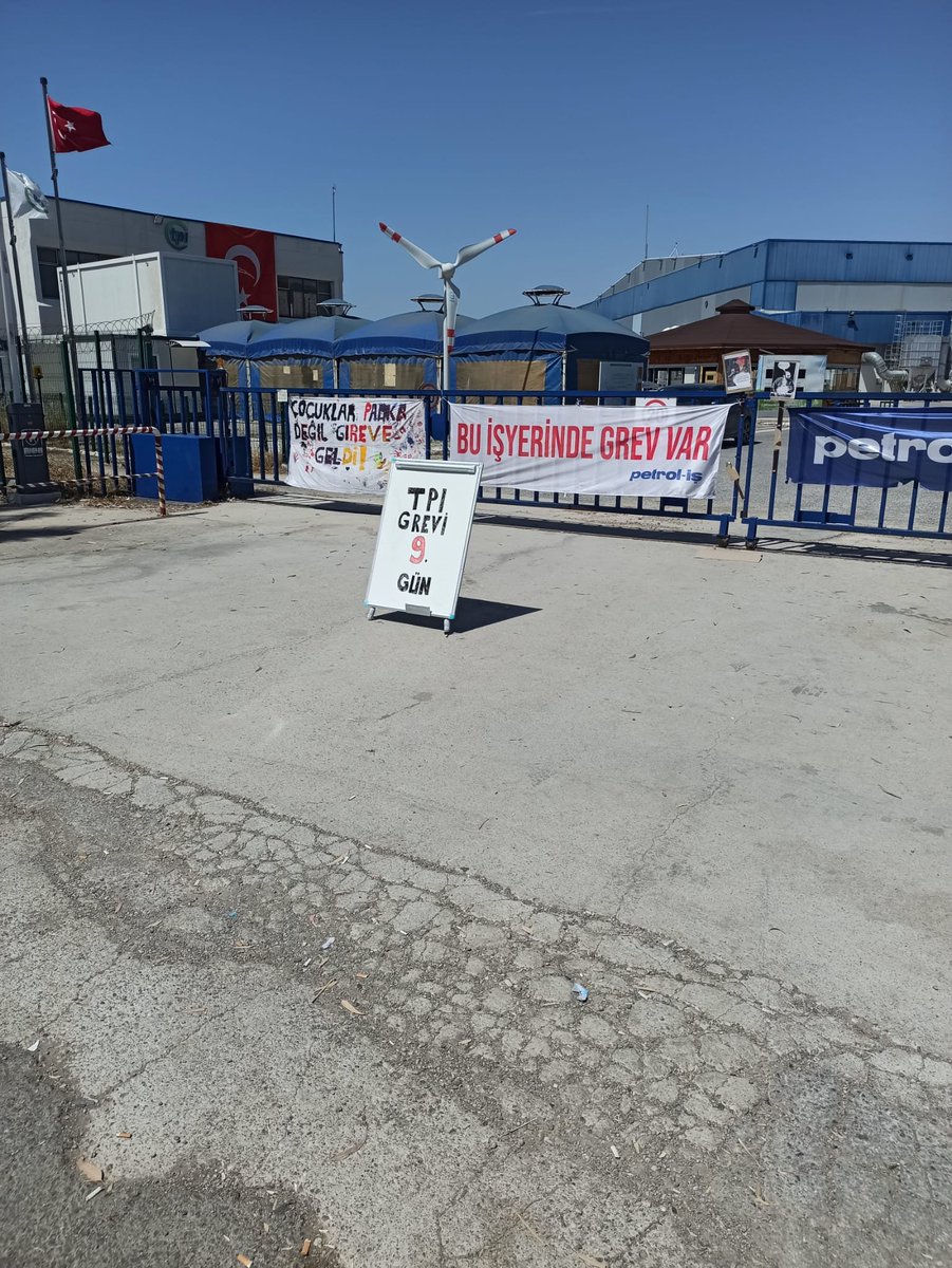 tpiiscileri's tweet photo. Tpı işçileri neyi isteyip neyi istemediğini gayet iyi biliyor. Bilmeyenlere bir kez daha söylemek gerekirse: Tpı işçileri sefalet zammı istemiyor. Tpı işçileri insanca bir yaşam istiyor... Bunun için #tpiiscisidireniyor https://t.co/qsU0wuChLo