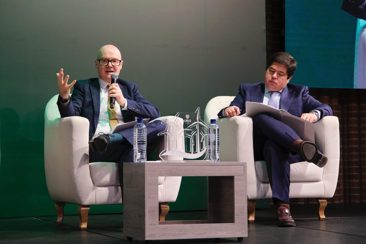 comisioncreg's tweet photo. 💬🌎¡Empezó el #ForoCREG2025! Embajadores y representantes diplomáticos compartieron experiencias, buenas prácticas y reflexiones sobre cómo sus países están enfrentando los desafíos de la #TransiciónEnergética.🗣️💡

Destacaron que la transición es un asunto de interés global, donde la cooperación es fundamental en su impacto en el cambio climático, la seguridad energética y el costo de vida de las personas.

👔🔝Tim Hemmings, embajador adjunto del Reino Unido en Colombia; Kristian Kofoed, consejero de energía de Dinamarca; Marco Espósito, primer secretario de Embajada de Italia; Alberto Menghini, Jefe de Cooperación de la Unión Europea y Arturo Felix Wong, embajador de Ecuador, identificaron tendencias globales, discutieron sobre modelos exitosos y exploraron las oportunidades reales para que #Colombia avance en esta transformación. ⚡