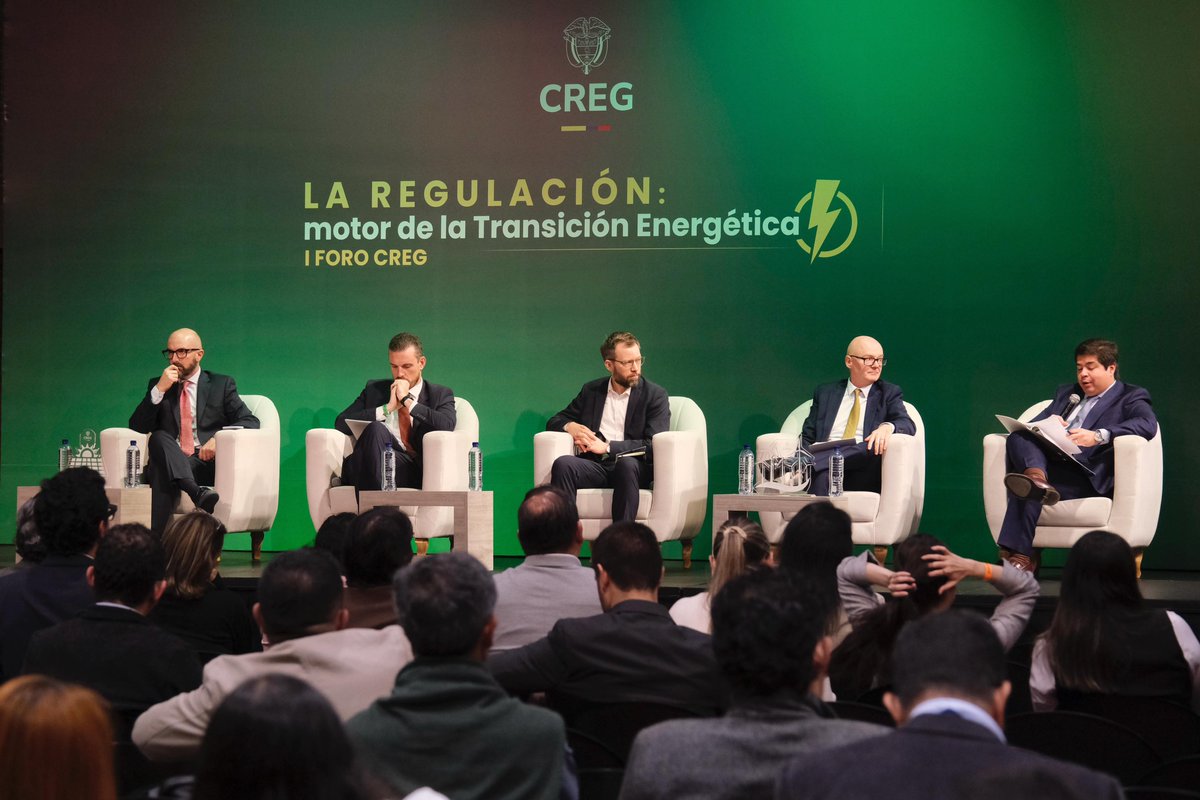 comisioncreg's tweet photo. 💬🌎¡Empezó el #ForoCREG2025! Embajadores y representantes diplomáticos compartieron experiencias, buenas prácticas y reflexiones sobre cómo sus países están enfrentando los desafíos de la #TransiciónEnergética.🗣️💡

Destacaron que la transición es un asunto de interés global, donde la cooperación es fundamental en su impacto en el cambio climático, la seguridad energética y el costo de vida de las personas.

👔🔝Tim Hemmings, embajador adjunto del Reino Unido en Colombia; Kristian Kofoed, consejero de energía de Dinamarca; Marco Espósito, primer secretario de Embajada de Italia; Alberto Menghini, Jefe de Cooperación de la Unión Europea y Arturo Felix Wong, embajador de Ecuador, identificaron tendencias globales, discutieron sobre modelos exitosos y exploraron las oportunidades reales para que #Colombia avance en esta transformación. ⚡