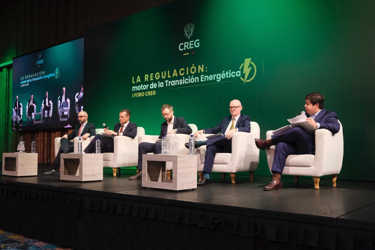 comisioncreg's tweet photo. 💬🌎¡Empezó el #ForoCREG2025! Embajadores y representantes diplomáticos compartieron experiencias, buenas prácticas y reflexiones sobre cómo sus países están enfrentando los desafíos de la #TransiciónEnergética.🗣️💡

Destacaron que la transición es un asunto de interés global, donde la cooperación es fundamental en su impacto en el cambio climático, la seguridad energética y el costo de vida de las personas.

👔🔝Tim Hemmings, embajador adjunto del Reino Unido en Colombia; Kristian Kofoed, consejero de energía de Dinamarca; Marco Espósito, primer secretario de Embajada de Italia; Alberto Menghini, Jefe de Cooperación de la Unión Europea y Arturo Felix Wong, embajador de Ecuador, identificaron tendencias globales, discutieron sobre modelos exitosos y exploraron las oportunidades reales para que #Colombia avance en esta transformación. ⚡