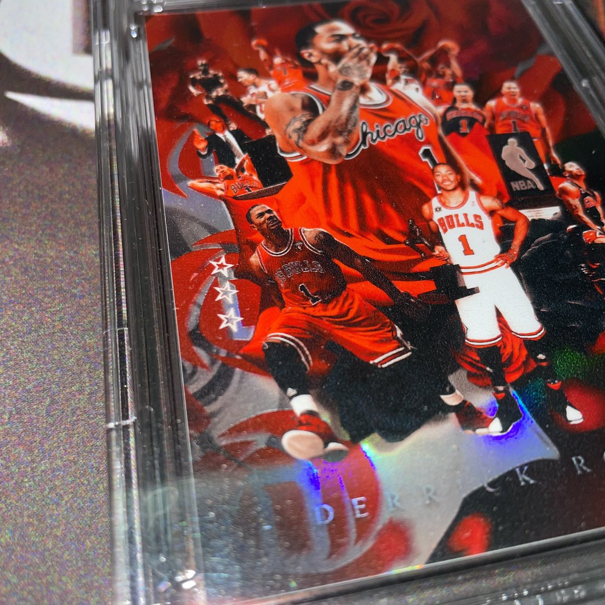 DesignerDrose's tweet image. 🚨 DERRICK ROSE CARTES HOMMAGE 🚨

2 cartes, seulement 10 exemplaires pour chaque ! 
Une carte pour se souvenir de moments marquants de sa carrière aux Bulls et un carte pour célébrer le week-end qui lui a été dédié le 4 janvier 2025 🥀

Cartes 100% custom, envoi mondial ! 

DM !