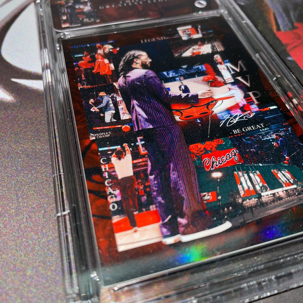 DesignerDrose's tweet image. 🚨 DERRICK ROSE CARTES HOMMAGE 🚨

2 cartes, seulement 10 exemplaires pour chaque ! 
Une carte pour se souvenir de moments marquants de sa carrière aux Bulls et un carte pour célébrer le week-end qui lui a été dédié le 4 janvier 2025 🥀

Cartes 100% custom, envoi mondial ! 

DM !