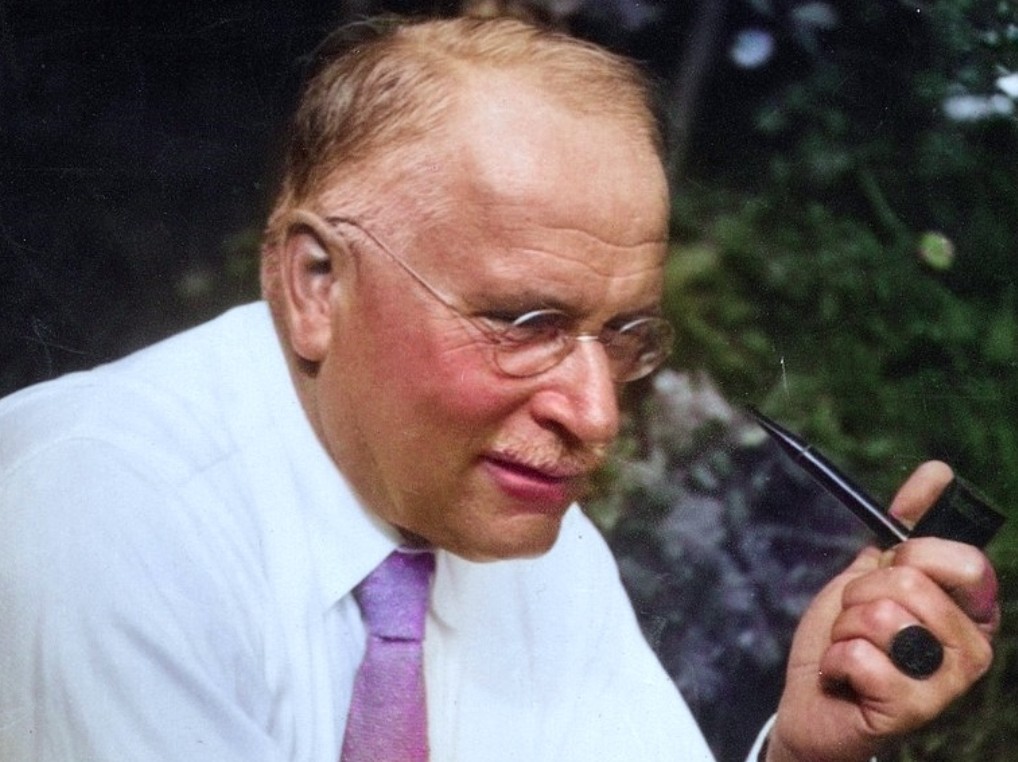 Carl Jung: “Düşünmek meşakkatlidir. Bu yüzden çoğu insan yargılamakla yetinir.”