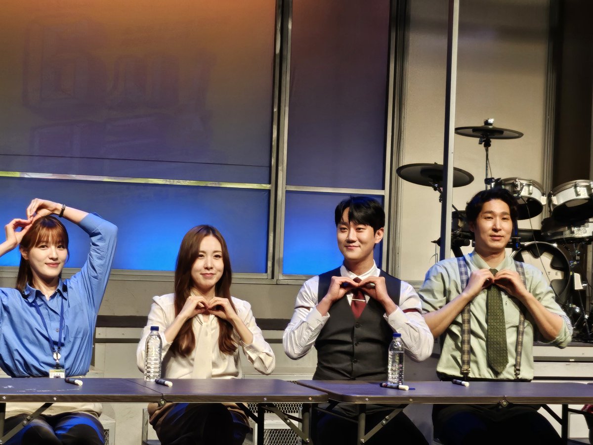 hsiwjwjdjdjsiej's tweet image. 25.05.21. #육퇴 #싸인회
귀여우신 네분 배우님들 ~
그리고 니에리~^^♡
오늘 향뿌 뿌셨당
내하루도 오늘 뿌셨당 ㅋㅋ
고마워~~