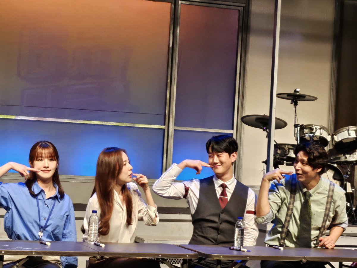 hsiwjwjdjdjsiej's tweet image. 25.05.21. #육퇴 #싸인회
귀여우신 네분 배우님들 ~
그리고 니에리~^^♡
오늘 향뿌 뿌셨당
내하루도 오늘 뿌셨당 ㅋㅋ
고마워~~