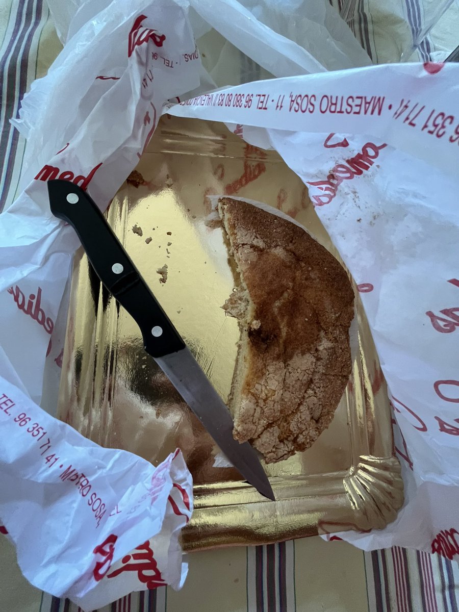 Mos ha dut la meua cosina Amparito que la de Rafelbunyol una coca d'armela d'allí del forn de les comedies per a brenà que se cague la burra