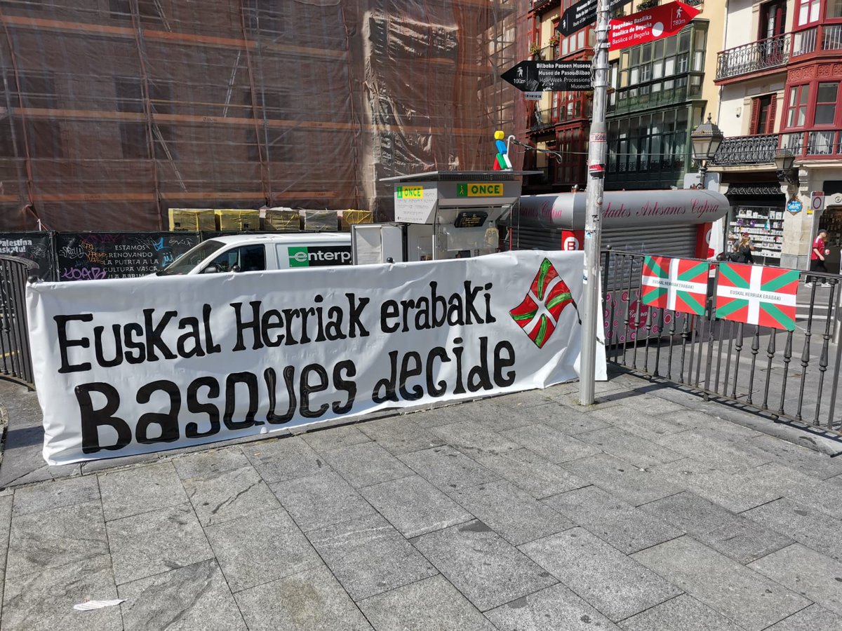 gureeskubilbo's tweet photo. ... Un inglés vino a Bilbao... 🎵🎶
Ikus dezaten Bilbora gerturatutako guztiek Euskal Herrian daudela, bere etorkizuna libreki erabaki nahi duen herrian!
#HerriLibreBat
#EuskalHerriakErabaki #BasquesDecide
#E7Bilbora
@gure_esku https://t.co/PDZnbllI1M
