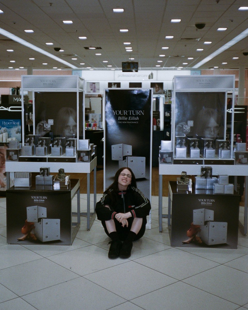 billieeilishtrs's tweet photo. Billie photographed for @eilishfragrance! ⭐️ https://t.co/Ak9ZE2naCz