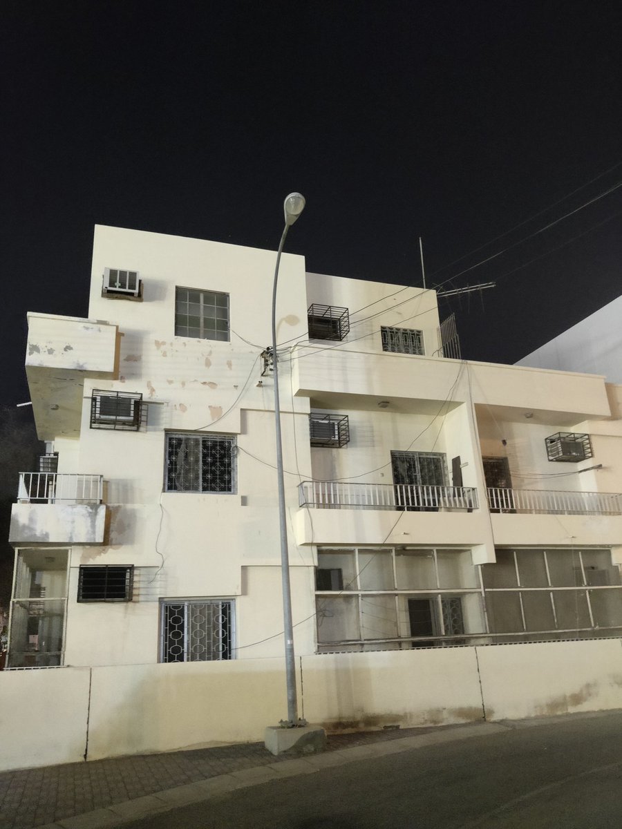MNajmuzafar's tweet photo. @Nama_Services01 
Way 2978, Hayya al Noor roundabout Ruwi, no street light for last many days https://t.co/VWNbT9E3ez