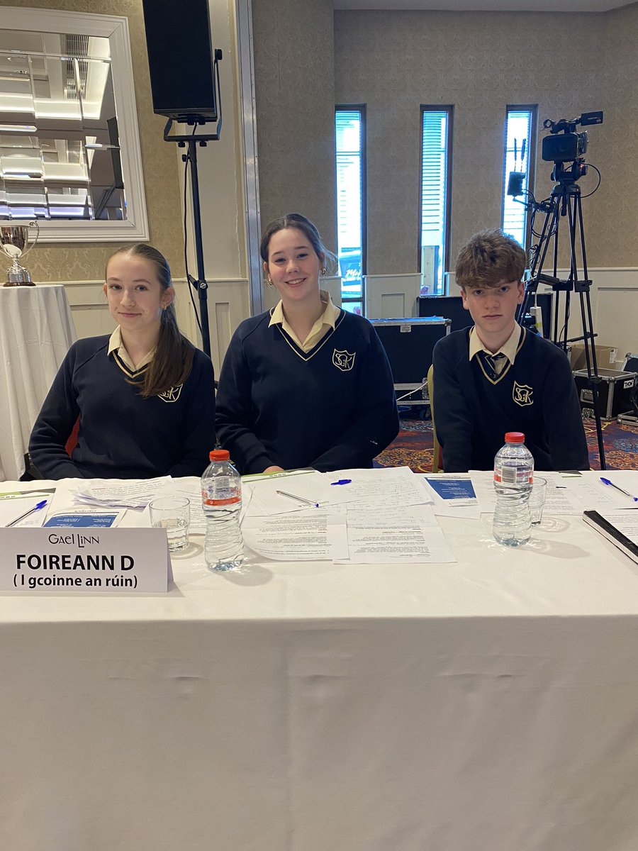 Craobh An Phiarsaigh 2025: tá na foirne sóisear réidh le dul i mbun díospóireachta anseo san Óstán Green Isle! 🏆
Rún na hoíche: “Is miotas í cairdiúlacht mhuintir na hÉireann!” 🗣️
Amharc ar an bheoshruth anseo: m.youtube.com/watch?v=OLYEaY…