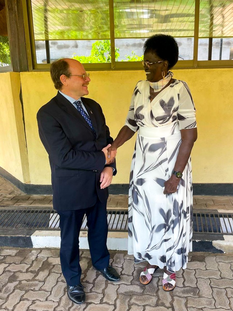 An honour to meet Vice-President Rebecca Nyandeng De Mabior, Chair of the Gender &amp; Youth Cluster, today. 🇬🇧🤝🇸🇸

We discussed the critical importance of peace in #SouthSudan- and of dialogue &amp; women's participation in achieving it.