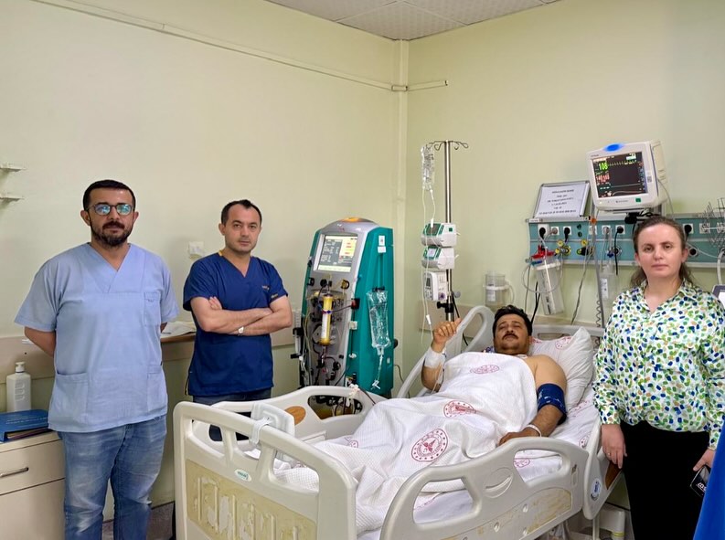 Acil servisimizde (TTP) ön tanısı konulan hastamıza zaman kaybetmeden plazmaferez tedavisi başarıyla uygulandı.
Tanının kesinleşmesiyle birlikte hasta, Hematoloji Anabilim Dalı’na devredildi.

Dahiliye Kliniğimiz, multidisipliner olgulara hızlı ve yetkin yaklaşımını sürdürüyor.