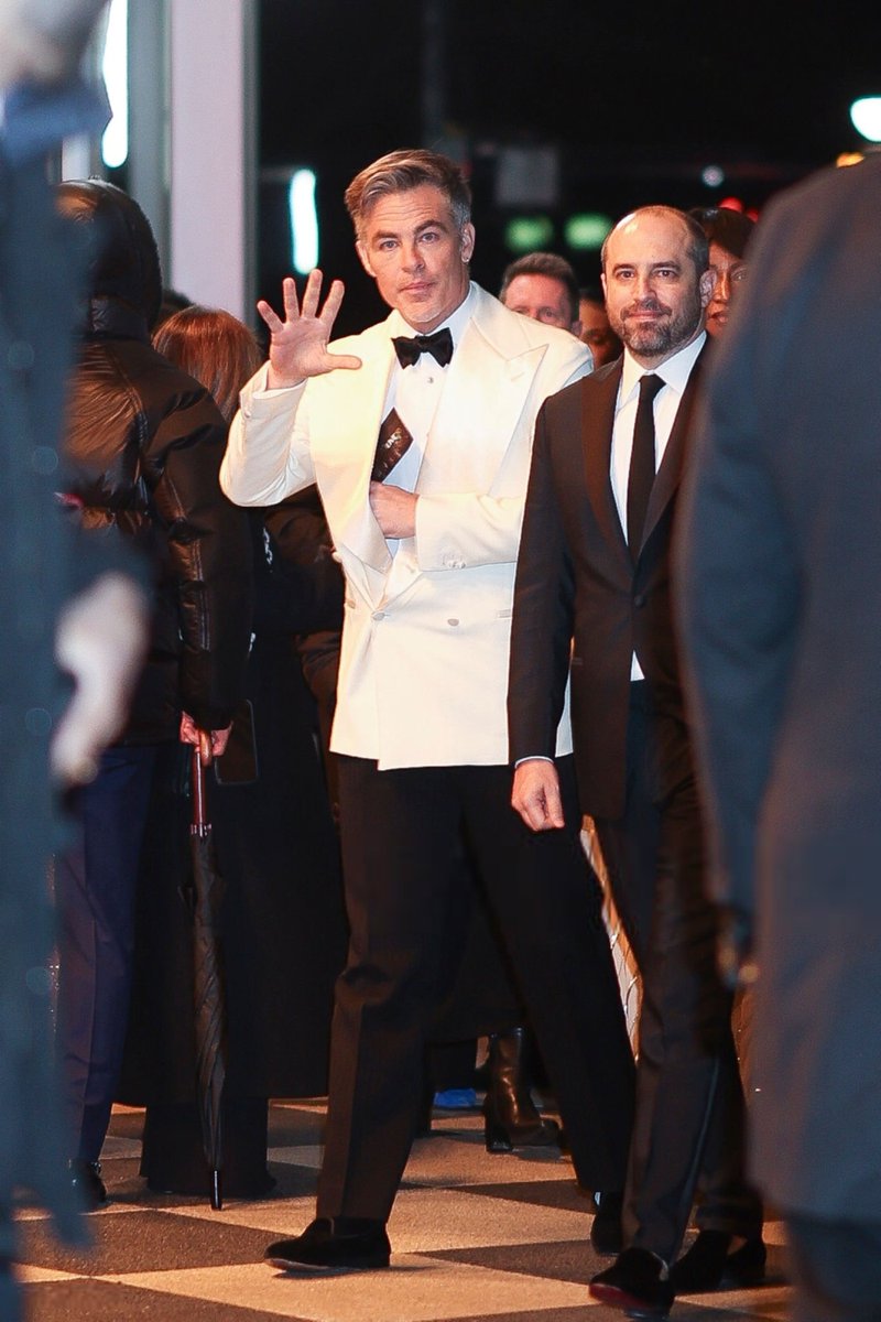 #tb ภาพ Chris Pine เข้าร่วมงาน ‘SNL 50th Anniversary special’ ที่จัดขึ้นใน New York เมื่อวันที่ 16 ก.พ. ที่ผ่านมา ‼️