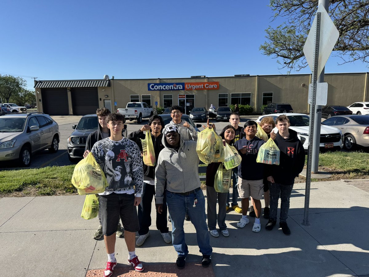 CoachStrack's tweet image. AVID 11 completed their community service project for the Ronald McDonald House! Over 60 snack packs created, additional $200 spent on wish list items and partnered with Lakewood Elementary collecting pop tabs!