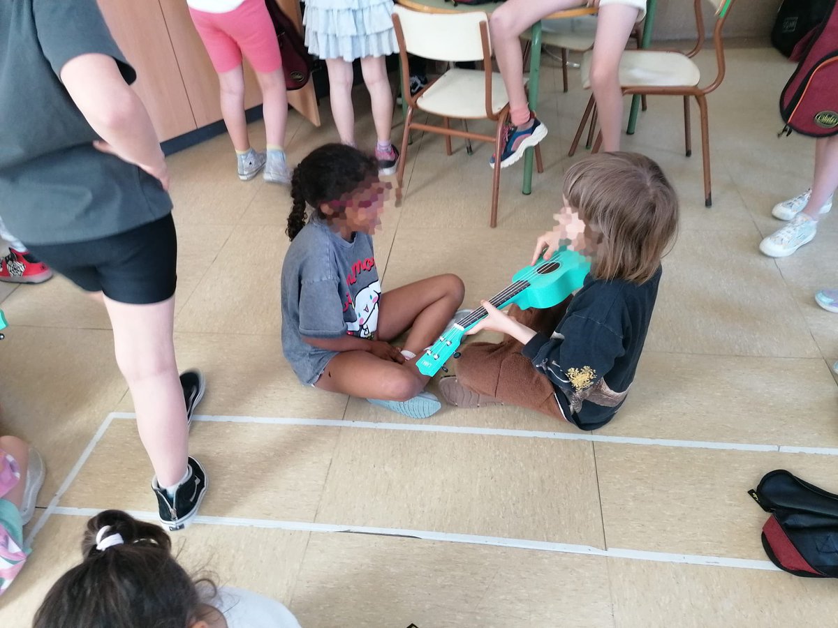LaPalomaCEIP's tweet photo. En clase de música, 3ºA ha dado un concierto a la clase de 5 años con los ukeleles. Después, los han compartido 🎼🎵🎶 #Ukecole #Lapalomaceip https://t.co/CPspwerxfC