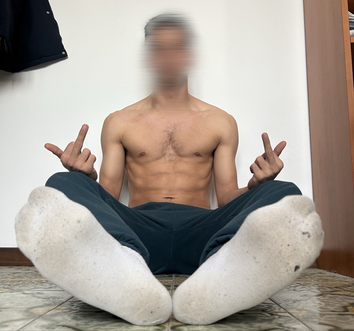 Who wants lick my feet?😏💸
Lik +RT and Dm me for gift🔥

#cashmaster #findom #fetish #feet #alpha #dom #abs #moneyslave #cashcow #humanatm #socks