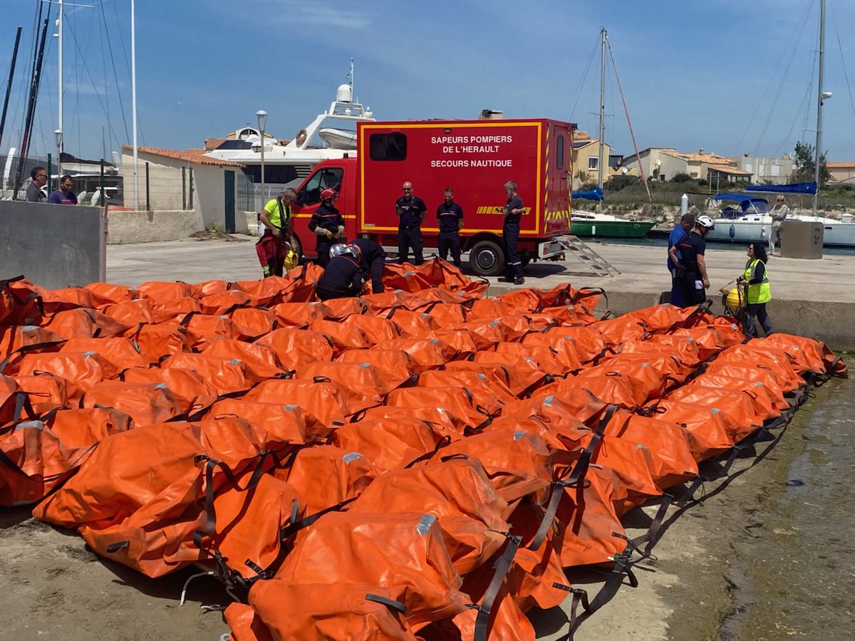 Prefet34's tweet photo. Exercice POLMAR-Terre | #ORSEC
🌊Cet après-midi, un exercice grandeur nature s'est déroulé au port de Frontignan, simulant l'arrivée à terre d'une pollution marine aux hydrocarbures.

Organisé par la préfecture de l'Hérault et la Direction Départementale des territoires et de la mer 34 (DDTM), cet exercice a mobilisé la commune de Frontignan, les services de police, de secours, ainsi que de nombreux partenaires opérationnels.
Il permettra à tous les services de sécurité et de secours concernés de tester, en conditions réelles, les procédures prévues dans le volet POLMAR-terre du plan ORSEC départemental.

Les côtes héraultaises, du fait du trafic maritime dense en Méditerranée, sont exposées à un risque non négligeable de pollution marine accidentelle.
L'objectif de l'exercice était de tester l’efficacité des procédures et moyens de lutte sur le terrain.
Au programme :
- Montage et mise à l'eau de barrages flottants
- Fermeture temporaire du port
- Montage du bac de stockage et montage et mise en place de la chaîne de récupération.
Retrouvez toutes les infos dans le dossier de presse⤵️
https://t.co/vVenIhFV28