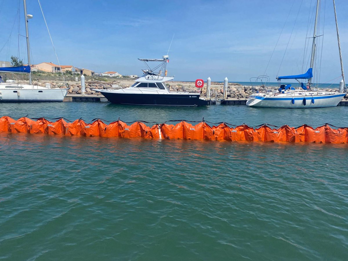 Prefet34's tweet photo. Exercice POLMAR-Terre | #ORSEC
🌊Cet après-midi, un exercice grandeur nature s'est déroulé au port de Frontignan, simulant l'arrivée à terre d'une pollution marine aux hydrocarbures.

Organisé par la préfecture de l'Hérault et la Direction Départementale des territoires et de la mer 34 (DDTM), cet exercice a mobilisé la commune de Frontignan, les services de police, de secours, ainsi que de nombreux partenaires opérationnels.
Il permettra à tous les services de sécurité et de secours concernés de tester, en conditions réelles, les procédures prévues dans le volet POLMAR-terre du plan ORSEC départemental.

Les côtes héraultaises, du fait du trafic maritime dense en Méditerranée, sont exposées à un risque non négligeable de pollution marine accidentelle.
L'objectif de l'exercice était de tester l’efficacité des procédures et moyens de lutte sur le terrain.
Au programme :
- Montage et mise à l'eau de barrages flottants
- Fermeture temporaire du port
- Montage du bac de stockage et montage et mise en place de la chaîne de récupération.
Retrouvez toutes les infos dans le dossier de presse⤵️
https://t.co/vVenIhFV28