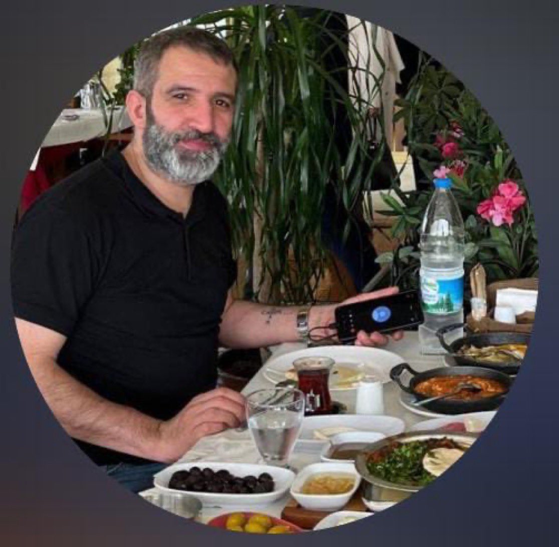 ozellikle istanbul icindekiler su yuzu unutmamali. 19 yasinda bir kiz kardesimizi daha kopardi bu pisik bizden.
artik kadini erkegi fark etmeksiizin hicbirimizin can guvenligi yok nolur yayin su fotografi bir cana daha zarar vermeden bulunsun!!
