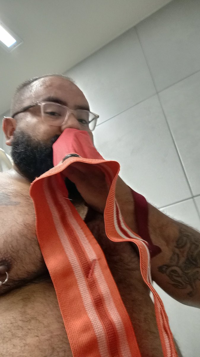 MrChernobyyl's tweet photo. Pues la neta si huele rico...

#miercolesdeenseñarlasnalgas #osos #gay #MiercolesDeMorboYProvocación https://t.co/INYq4ld9sG