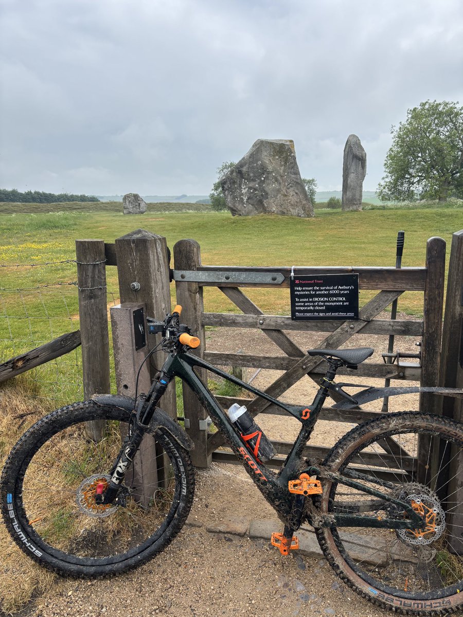 King Alfred’s Way 🚲 Day 2: Market Lavington to East Ilsley. Another day, another gate, another pile of stones <a href="/LoveOfGates/">For the Love of Gates</a> <a href="/SteelMarshian/">SteelCityMarshian</a>