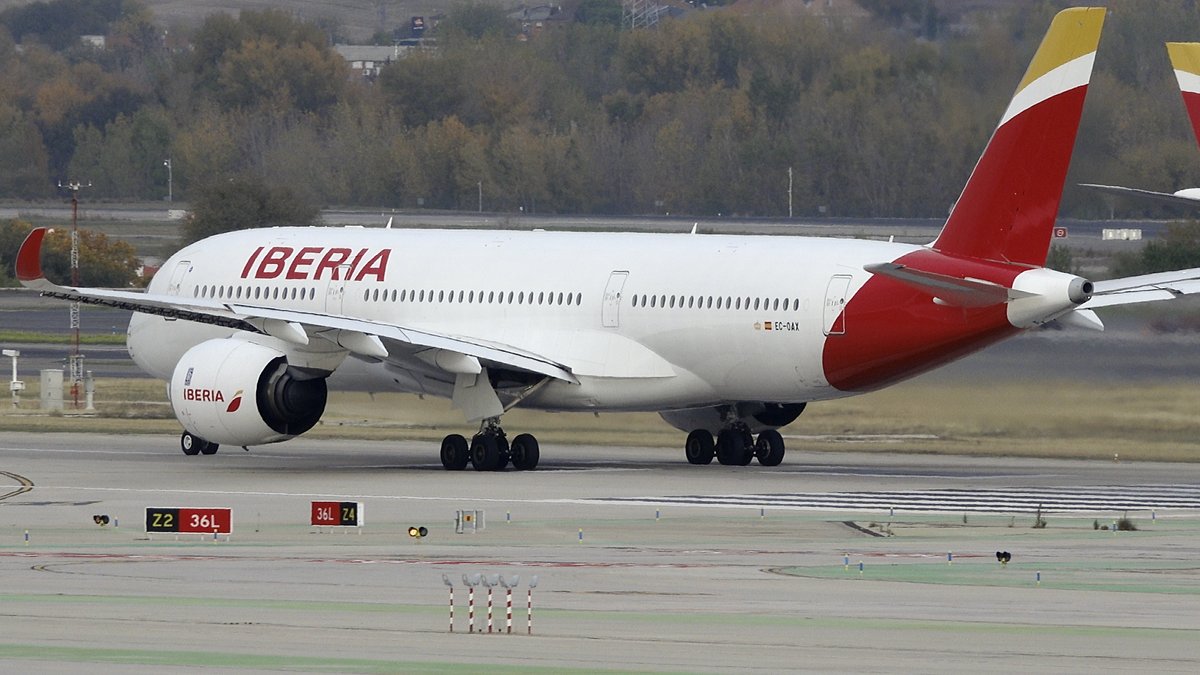 Airbus A350 <a href="/Iberia/">Iberia</a>  (EC-OAX) y privado en #Madrid  @alcspotters @aerovlc <a href="/VLCspotters/">VLCspotters ✈️</a> <a href="/VLCmovements/">VLCmovements</a> <a href="/TORRECILLA13/">JARTA_PHOTO</a> <a href="/ertiodelatiza/">Francisco Bonilla Torres</a> <a href="/ormevictor1/">Victor</a> @flightvlc <a href="/LpezPeinado/">Pedro López Peinado</a> <a href="/SpottingAlc/">Spotting ALC</a>  <a href="/alberto_levc/">Alb</a> @ebusitano <a href="/Cristian_ALC/">Cristian_ALC 🇪🇸🚁🛩️✈️</a>
 #avgeek #aviation #aviationlovers 
youtu.be/4nzaU2ZXUg4