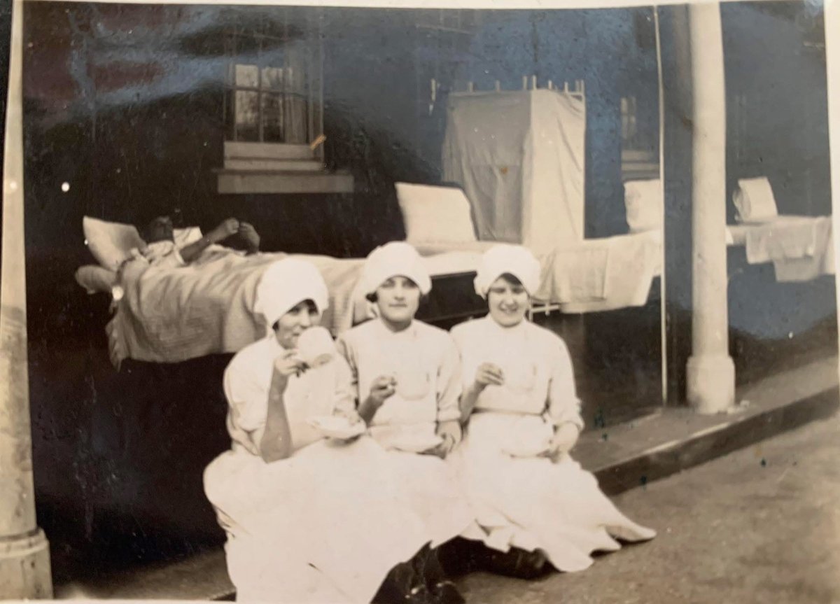 #InternationalTeaDay today and we couldn’t resist sharing this fantastic photo <a href="/WhitchurchHosp/">Whitchurch Hospital / Ysbyty’r Eglwys Newydd</a> 

Thanks to Angela for donating the photo

#exploreyourarchive 
#HistNursing 
#whitchurchhospital 
#veranda
#CardiffCityMentalHospital