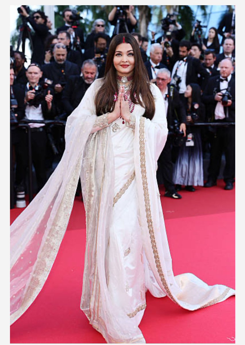 SO GORGEOUS 😍#AishwaryaRaiAtCannes