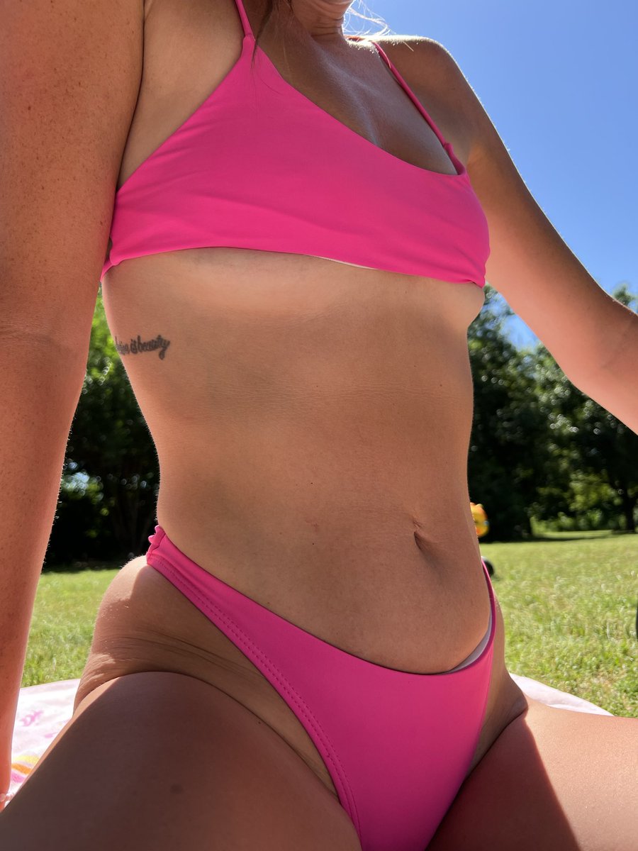 TheLowKeyOkies's tweet photo. Hubs said Stop! Don’t move! Just as I’m thinking something’s on me😳he starts taking pics😅guess he liked the angle. what do you guys think??😘 https://t.co/yNdaonVDIa