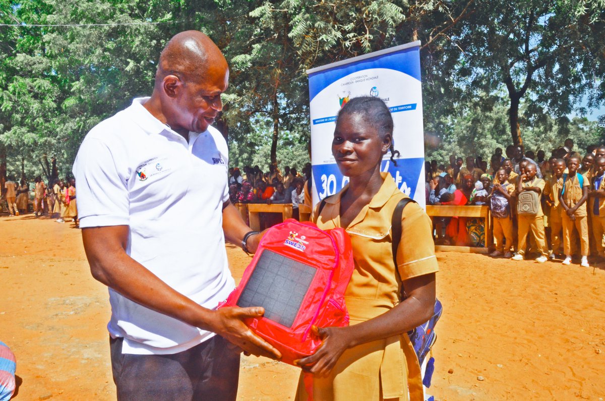 UNFPACameroon's tweet photo. Pour faire progresser l’autonomisation des femmes le #Projet #SWEDD2 #Cameroun a réalisé des interventions stratégiques : 3️⃣Avec la communauté : Distribution des kits, des appuis ponctuels pour susciter le changement social et comportemental pour maintenir les filles à l’école https://t.co/sjNz62u6zZ