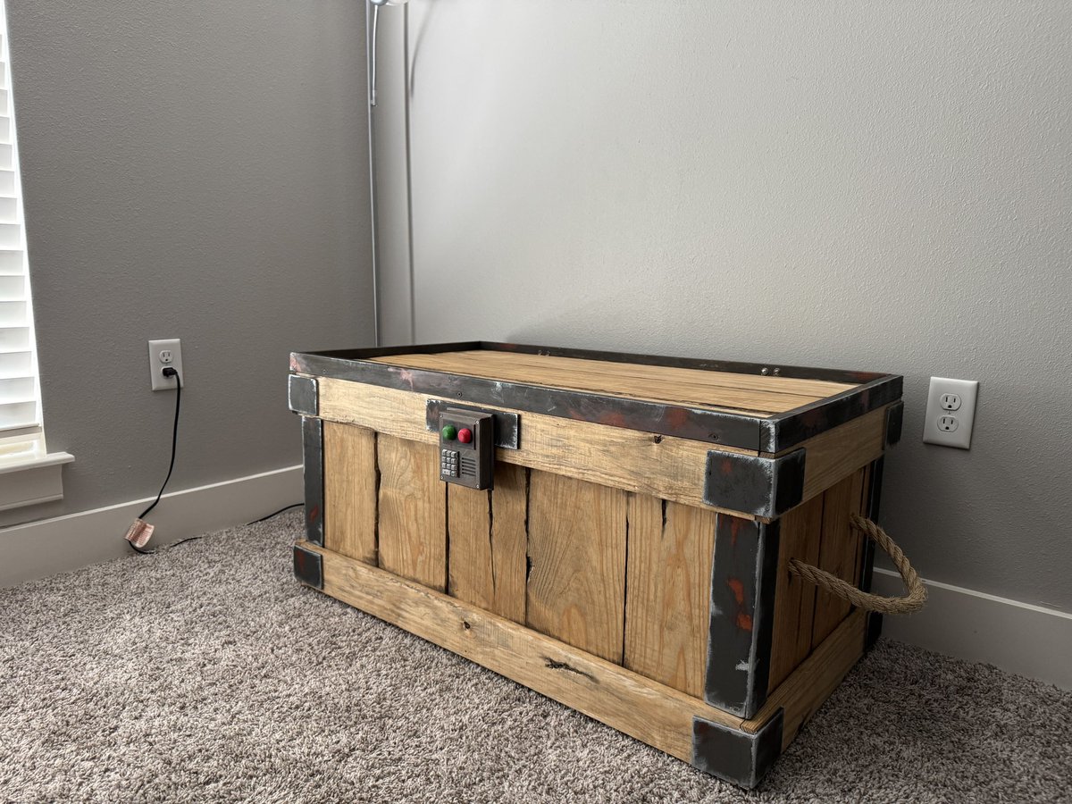 sometimes_lone's tweet photo. Alright loot is secure @playrust https://t.co/ZnLbKskoO5