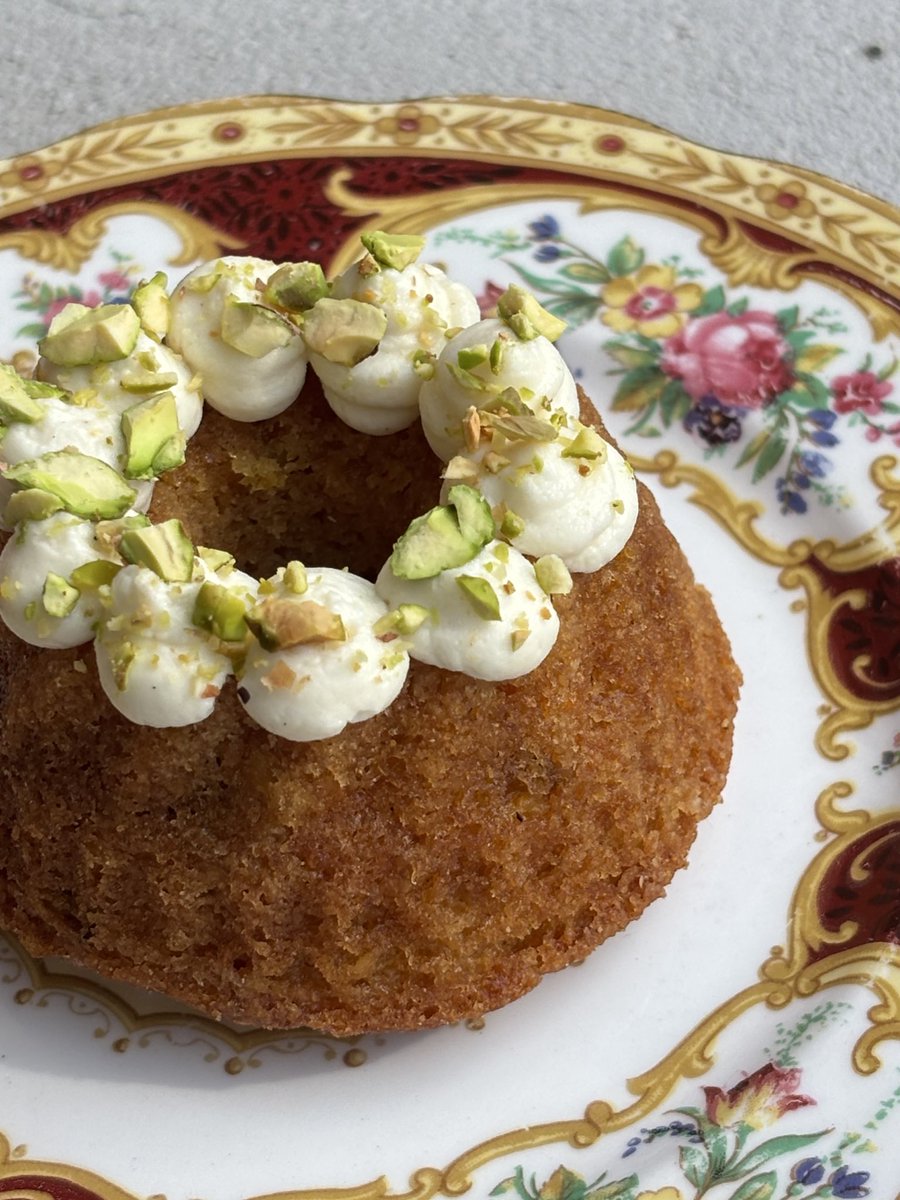bakingenjoyer's tweet image. carrot and pistachio bundt cakes with brown butter cream cheese frosting :) !!