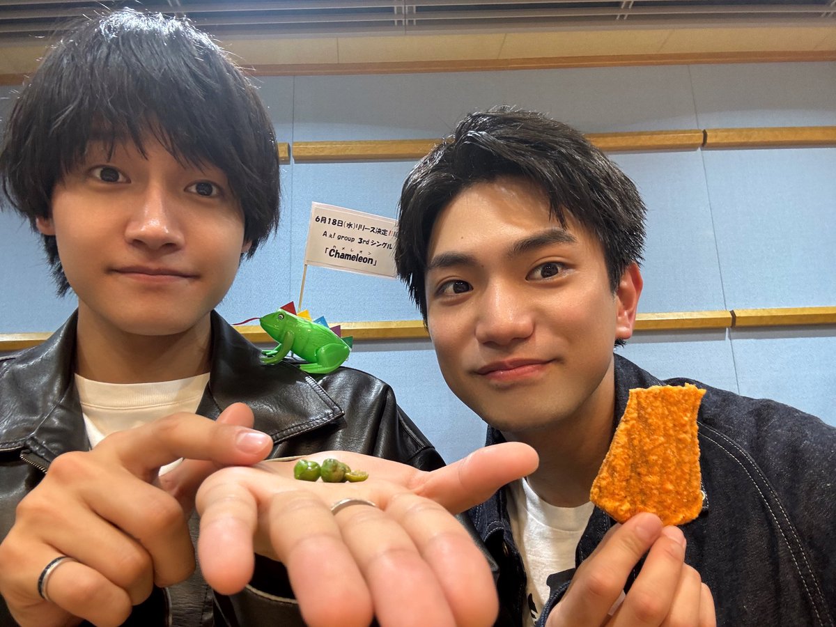 A_yantan1179's tweet photo. #Aぇヤンタン 後の #Aぇ自撮りツーショット

類い稀なるタイムキープぢからに感動していた番組後半
「衝撃の2分前締め」が起きました。

ガチ勢以外の一面が
♪最後 姿 表すカメレオン

ヤンタンがタイトル会議に参加する日はきませんが、
来月リリースの『Chameleon』
どうぞよろしくお願いします。 https://t.co/Ar0qzaov5E