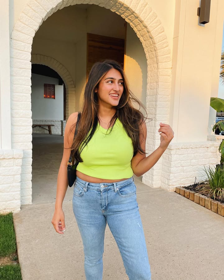 erhervy's tweet photo. Embracing the day with style and confidence! 🌟✨ #Fashion #CasualStyle #DenimVibes https://t.co/tikbET5m4N
