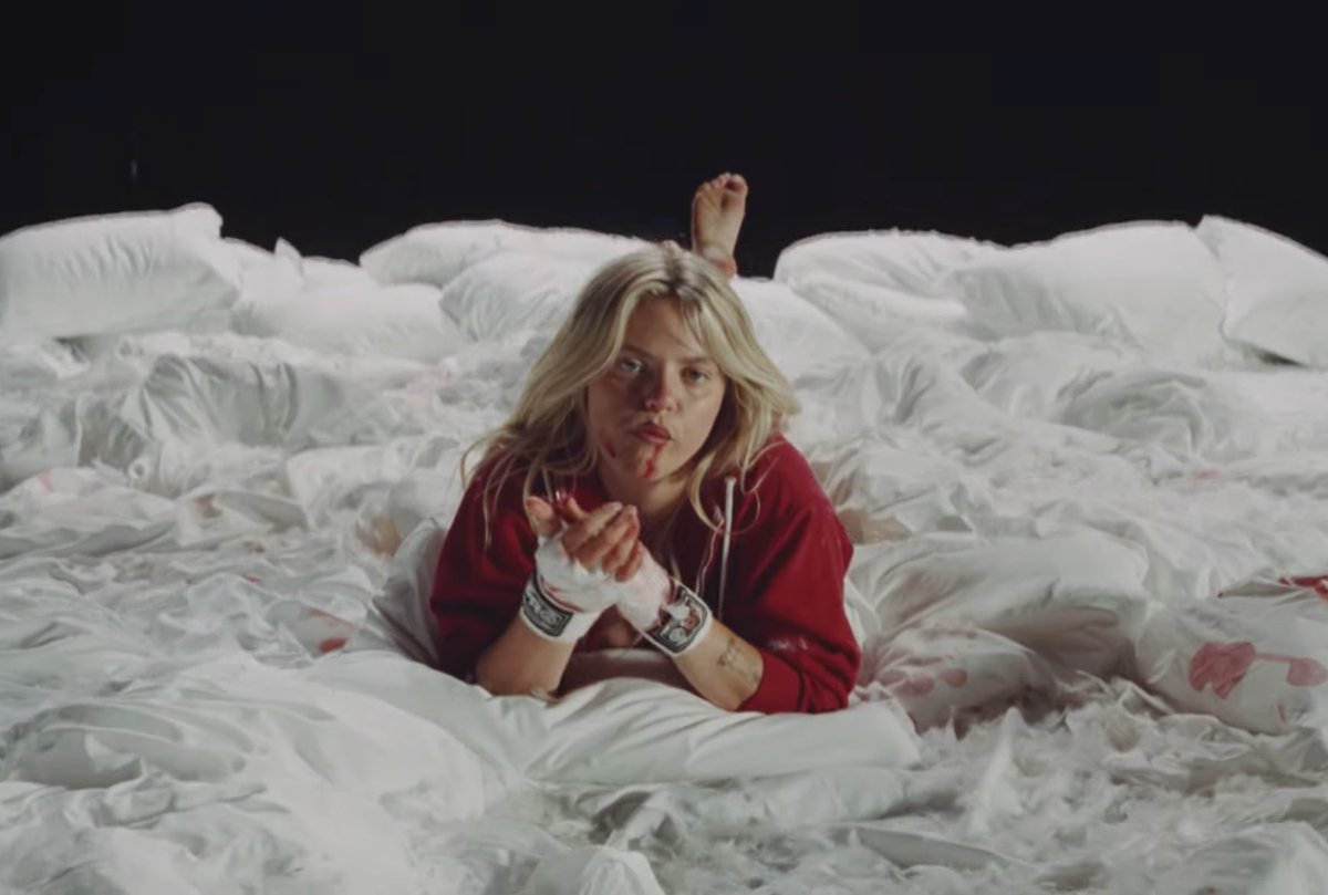 idonttknowhoiam's tweet photo. RENEÉ RAPP COVERED IN BLOOD. https://t.co/x59J11Z3rf