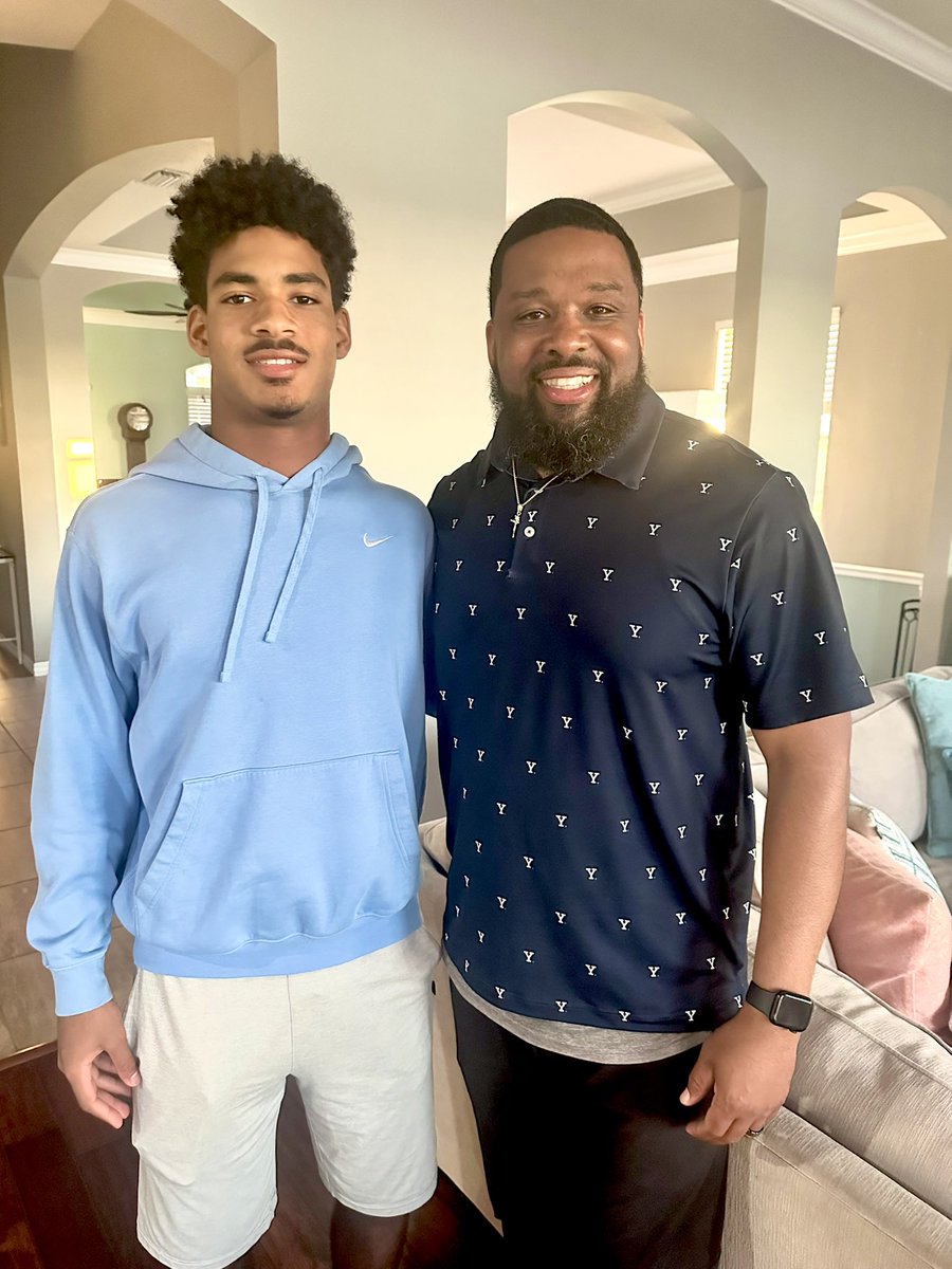 MacaidenBrown's tweet image. Appreciate Coach Anderson coming by for a great home visit with my family. #ThisIsYale
@CoachRenoYale
@coachjjanderson
@yalefootball
@Mooney_FB
