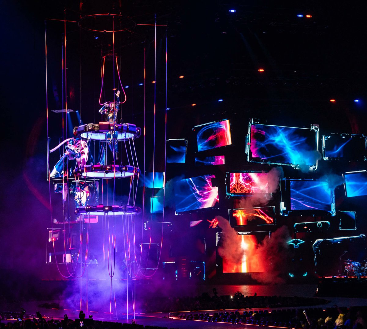 perrysociety11's tweet photo. The Lifetimes Tour visuals >>>> https://t.co/C120alvhXZ