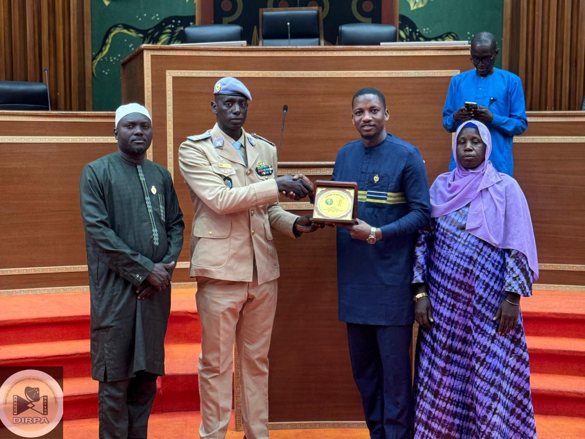 CHEFDIRPA's tweet photo. Les élèves officiers de la 43ème promotion de l’École nationale des officiers de Thiès (ENOA) en visite d’études à l’Assemblée nationale @assembleesn

Cette activité entre dans le cadre de leur formation citoyenne. Ils ont été reçus ce jour par l'honorable député, Président de la commission défense et sécurité.