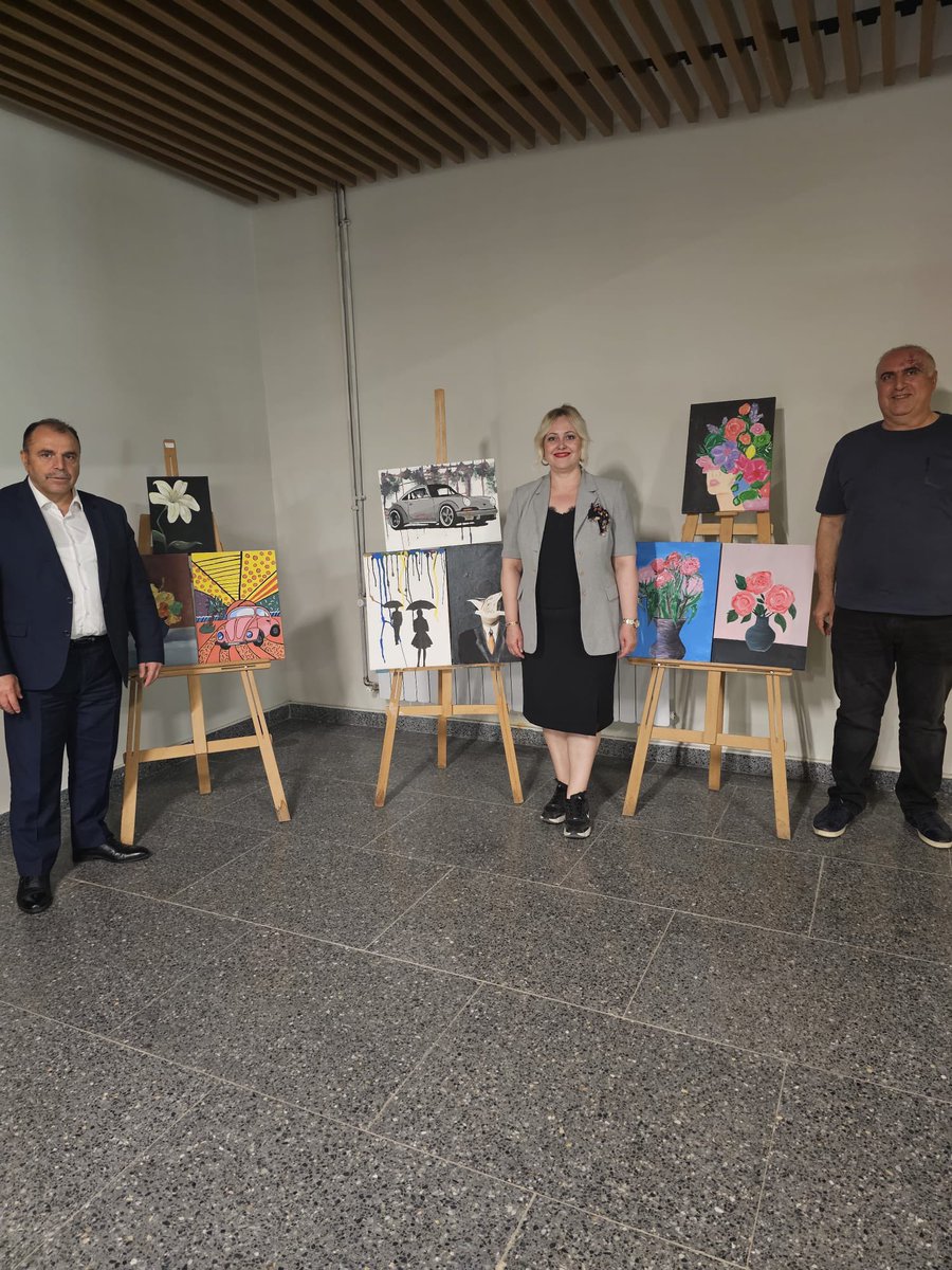 🖼️🎨 Renklerin Diliyle Gençlik
Gençlik Haftası kapsamında, görsel sanatlar öğretmenimiz Aydan Doğankaya Uysal rehberliğinde öğrencilerimizin hazırladığı resim sergimiz büyük ilgiyle karşılandı.

🎨 Fırçanın ucundaki duygular, gençliğin bakış açısıyla buluştu;