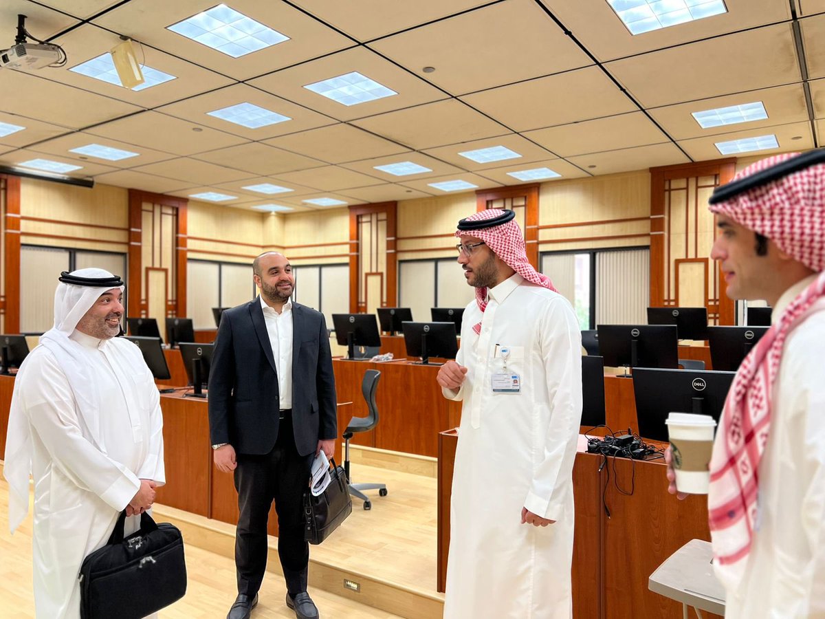 KSUMASSCOMM's tweet image. تشرف #قسم_الإعلام باستضافة فريق @EdelmanPR  الشركة العريقة في مجال #العلاقات_العامة و #الاتصال_الاستراتيجي في زيارة تضمنت جولة لوحدات ومتحف القسم، نوقشت خلالها سبل تعزيز التعاون بين القطاع الأكاديمي والمهني.نقدّر هذه اللقاءات التي تدعم تبادل الخبرات وتفتح آفاقًا للتطوير المشترك.