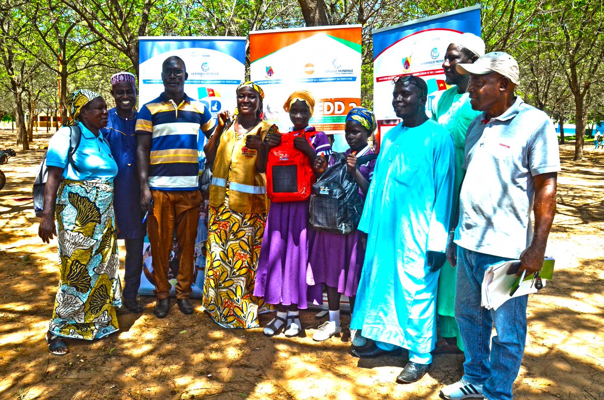 UNFPACameroon's tweet photo. Pour faire progresser l’autonomisation des femmes le #Projet #SWEDD2 #Cameroun a réalisé des interventions stratégiques : 3️⃣Avec la communauté : Distribution des kits, des appuis ponctuels pour susciter le changement social et comportemental pour maintenir les filles à l’école https://t.co/sjNz62u6zZ