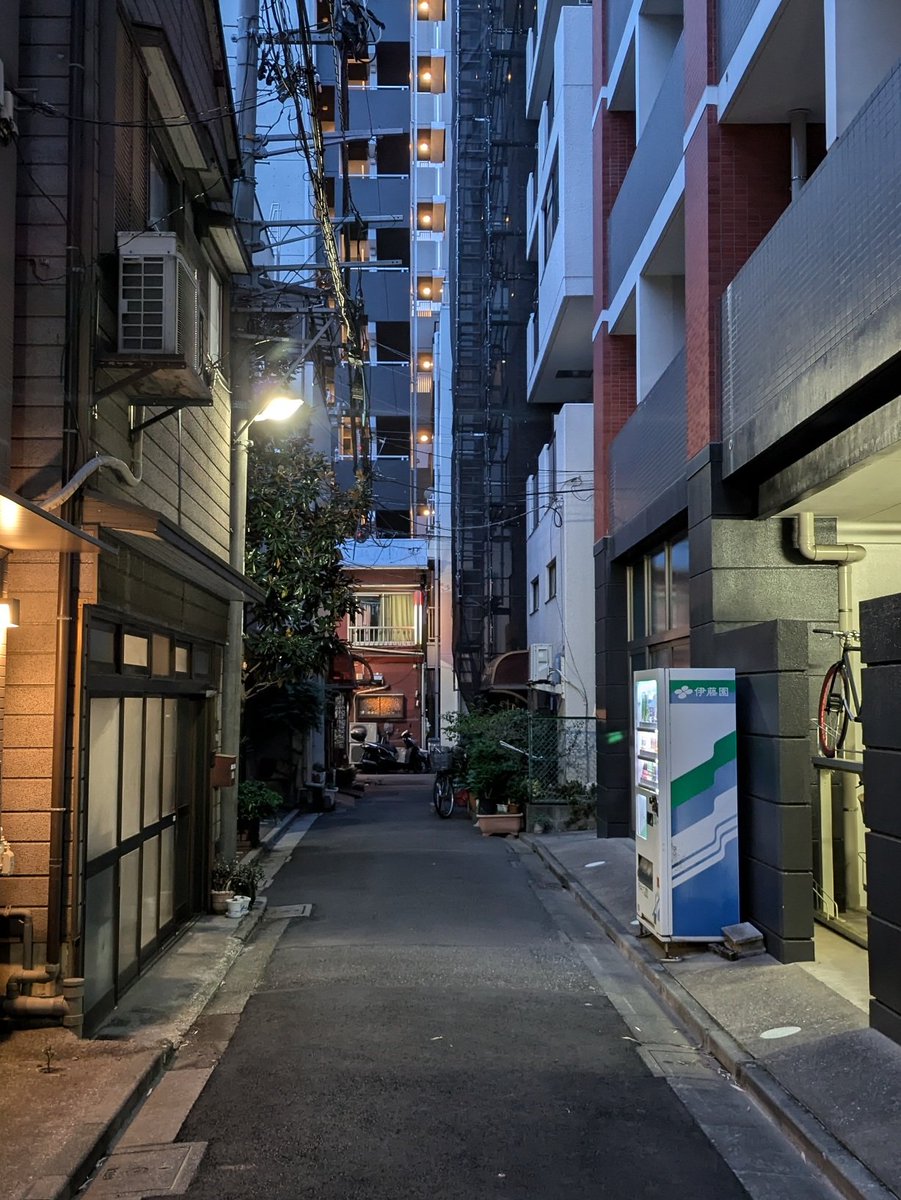 neko_nam's tweet photo. なんてことない路地だけど一度ここ行ってみたかったんだよね〜
　
#dotstokyo のアー写聖地巡礼 https://t.co/034H4afjh7