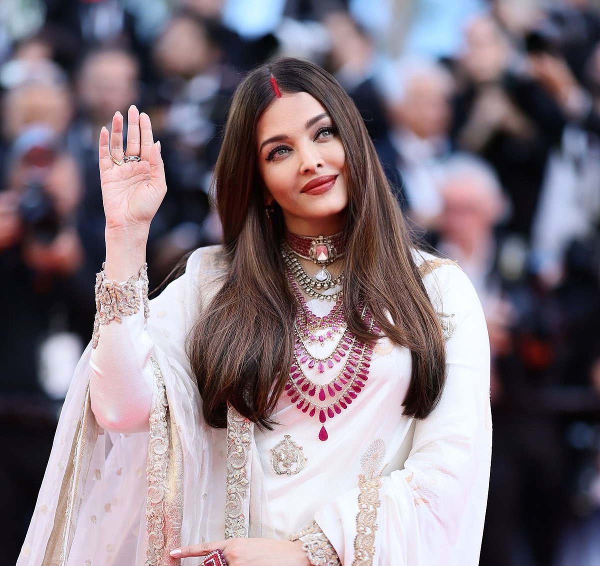 Timeless elegance 💎✨ 

#AishwaryaAtCannes #AishwaryaRaiBachchan