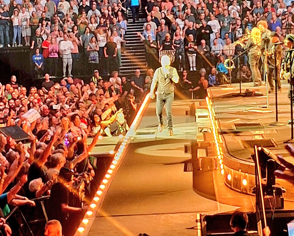 coombes_angie's tweet image. Absolutely amazing seeing #BruceSpringsteen last night again @TheCoopLive 
Brilliant seats, great view #NilsLofgren was on form too 🎸
Met loads of people with @Tony_Ginger 
#buzzing